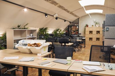 Espace de coworking avec bureaux en bois, chaises ergonomiques et décoration naturelle