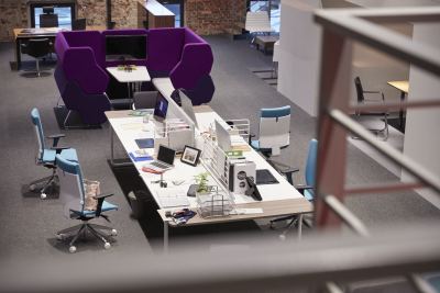 Espace de coworking moderne avec bureaux ergonomiques, sièges confortables et décoration minimaliste