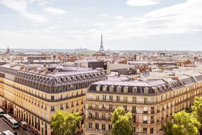 Vue panoramique de Paris avec bâtiments haussmanniens et la Tour Eiffel en arrière-plan