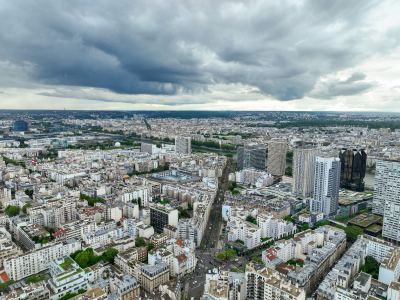 Vue aérienne de Paris montrant des quartiers résidentiels et des immeubles de bureaux modernes