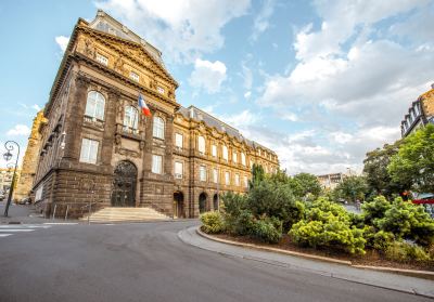 Bâtiment historique à Clermont-Ferrand avec architecture classique et détails ornementaux, idéal pour bureaux et coworking.