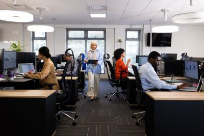Professionnels travaillant dans un open space lumineux et ergonomique