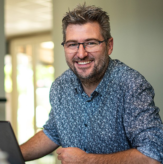 Franck Zordan, fondateur de tertio.immo, dans un espace de travail.